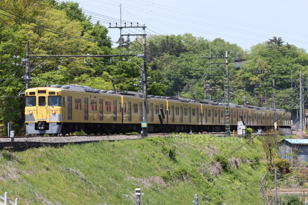 横瀬駅に到着し、入換のため西武秩父方の引上線に入る2003F。