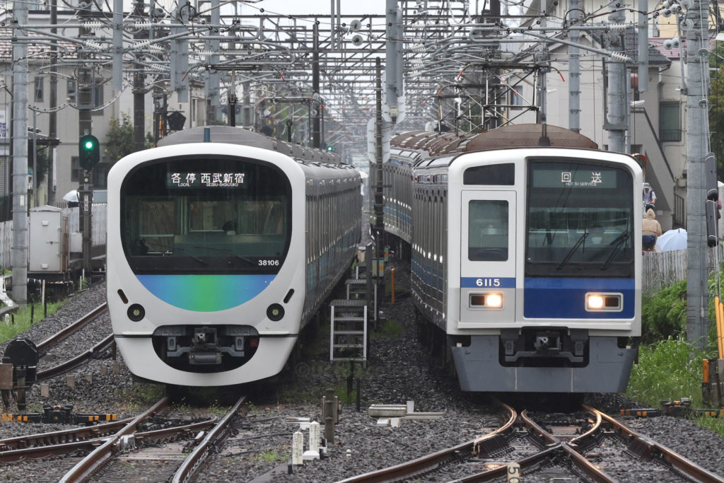 第9***電車 2021.08.14 撮影地:西武新宿線 田無にて Y線で折り返し出発待ちの30000系38106Fと並ぶ6000系6115F